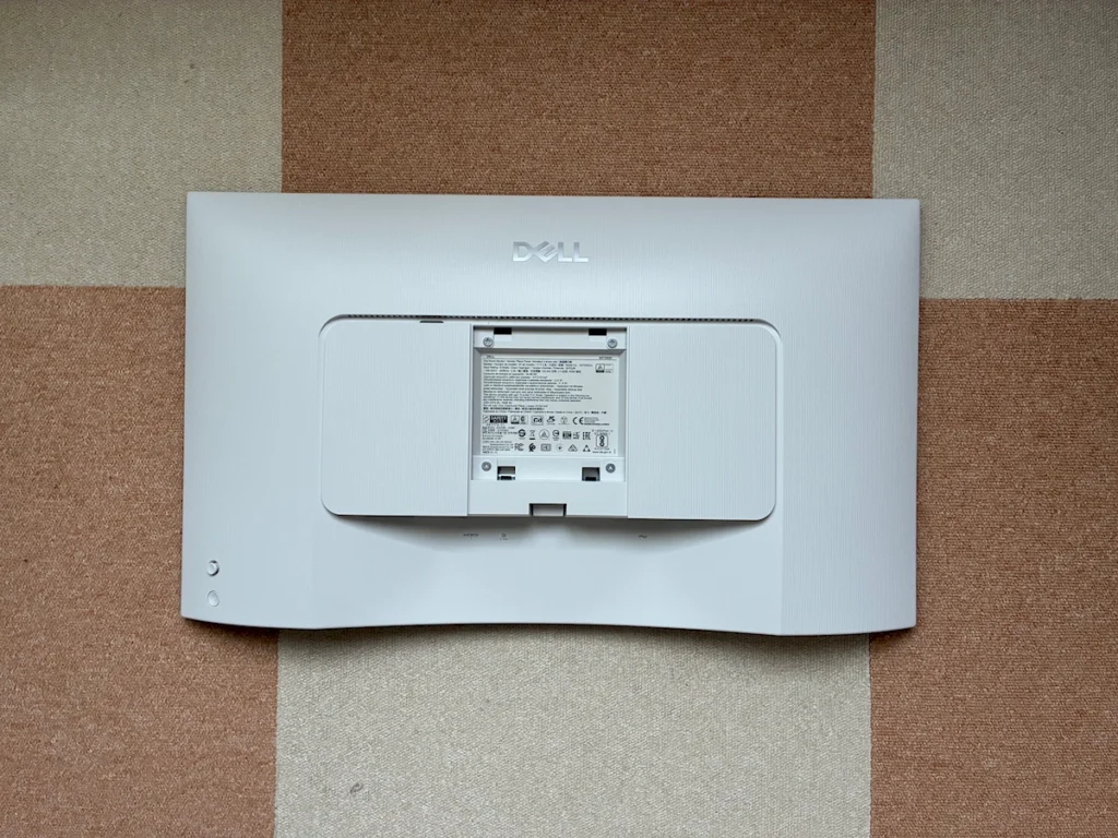 純正スタンドを外したDell S2725QC背面のVESA取り付け部