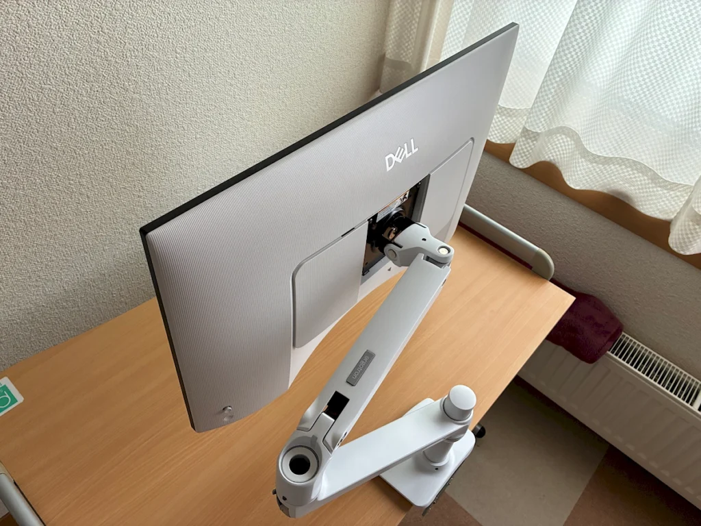 Dell S2725QC背面へ接続したエルゴトロンLXのアーム