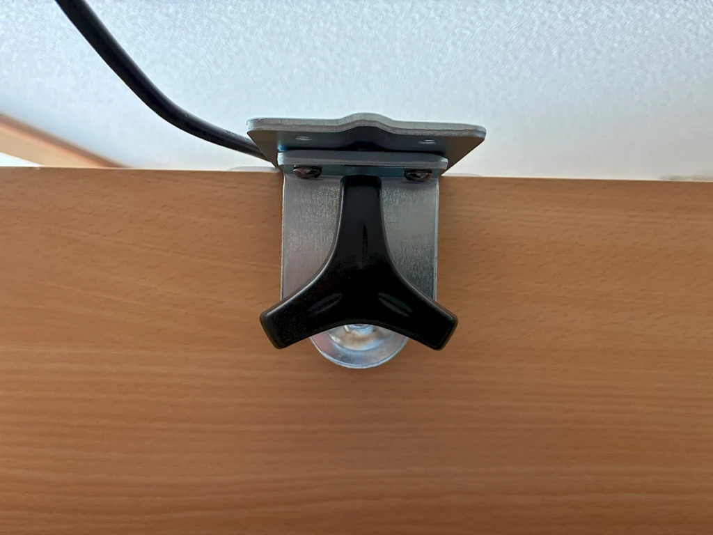 天板裏から見たエルゴトロンLXのクランプ
