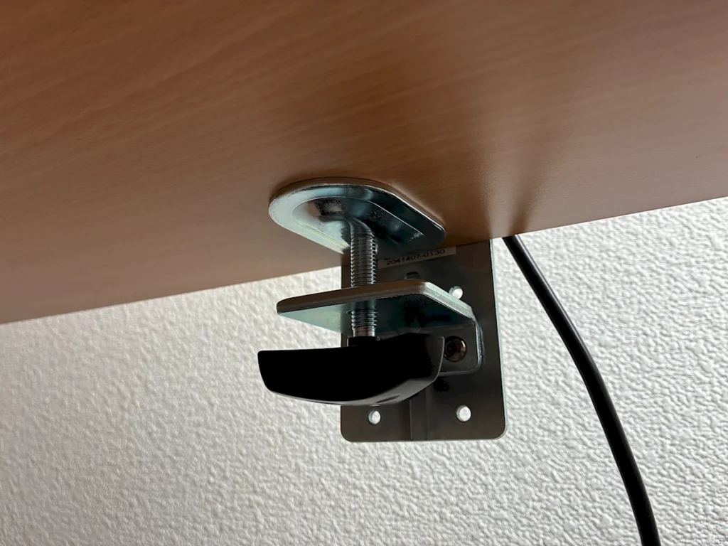 天板裏・前方から見たエルゴトロンLXのクランプ