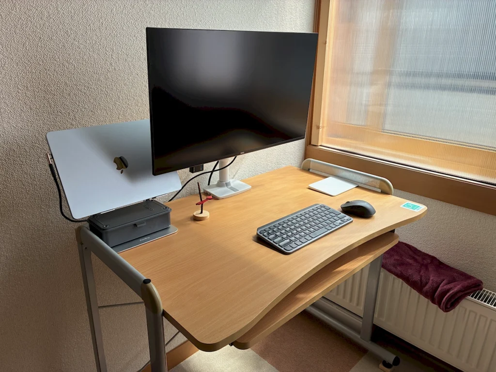 エルゴトロンLXでDell S2725QCを設置したデスク全体