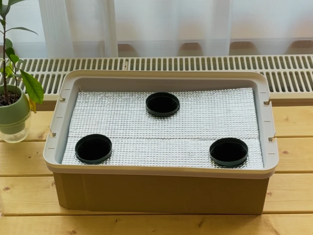 ダイソーのコンテナボックスを加工した水耕栽培容器