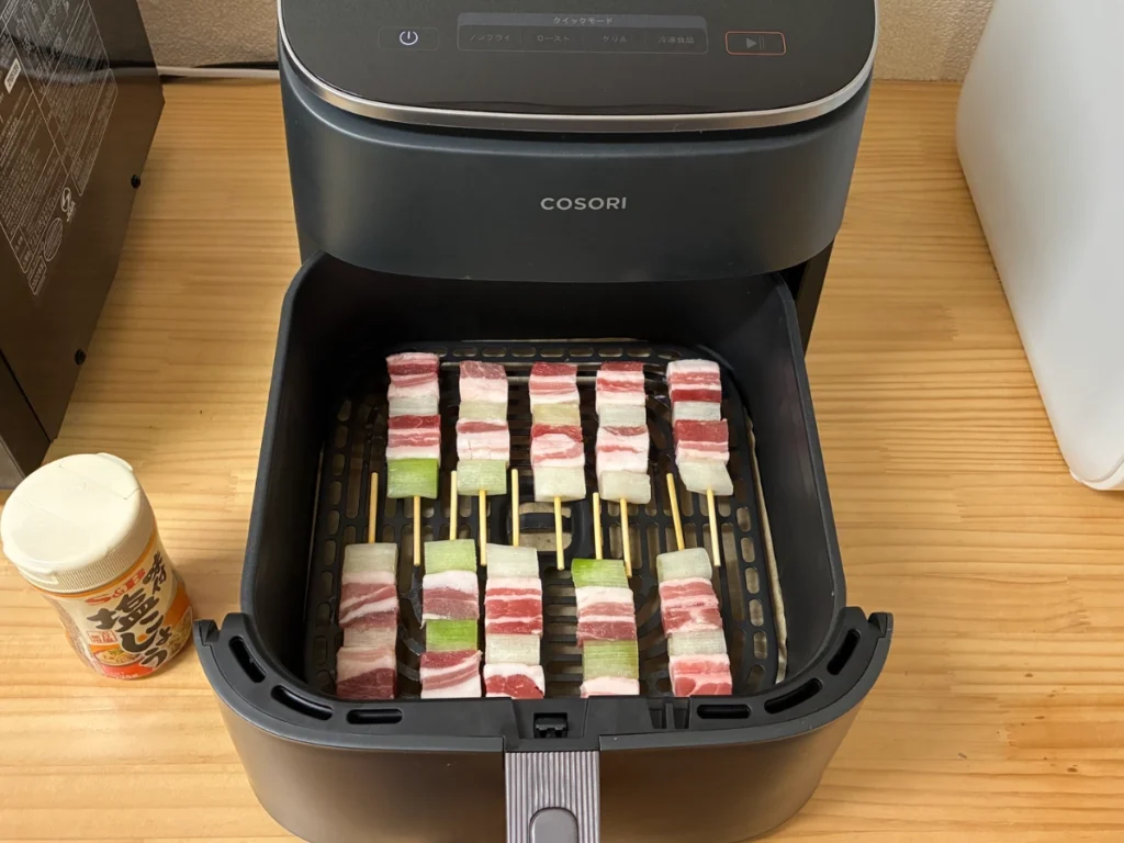 COSORIのクリスパープレートに豚ばらねぎ間串10本を並べた状態