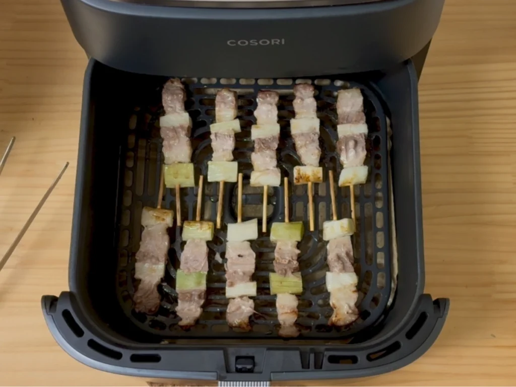 COSORIで4分焼いた豚ばらねぎ間串を裏返した状態
