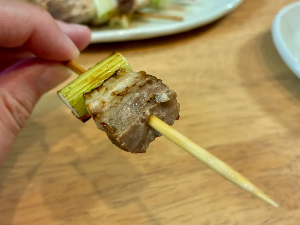 中まで火が通った豚バラと焼き目のついた長ねぎ