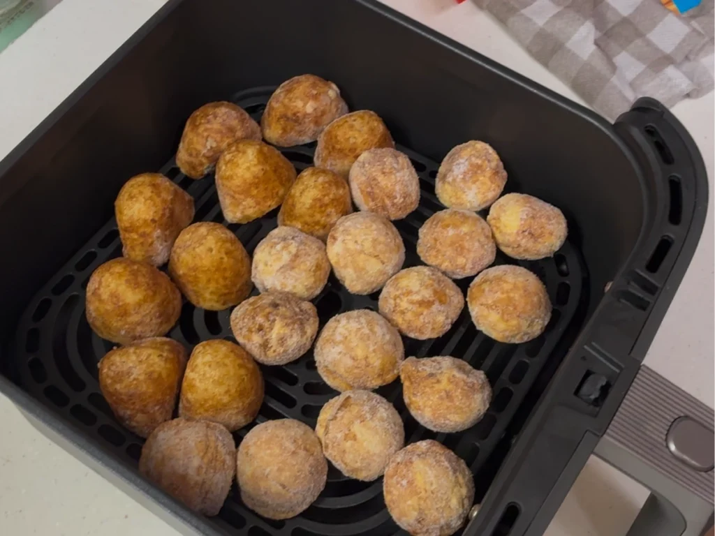 クリスパープレートに冷凍たこ焼きを並べた状態