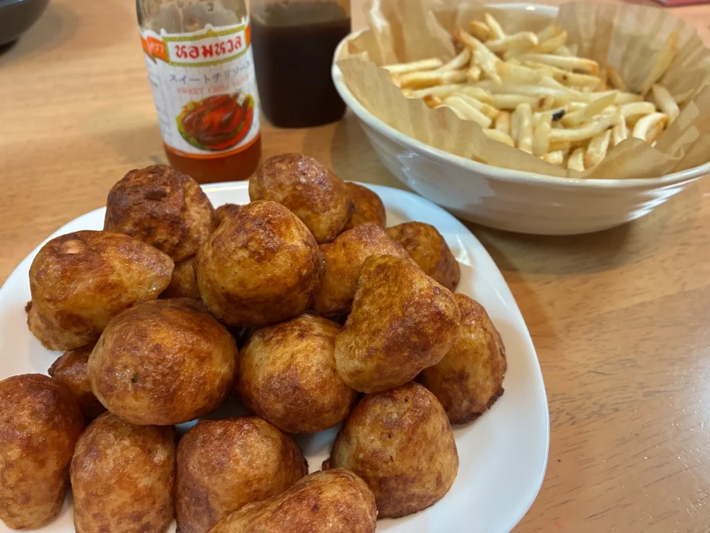 皿に盛り付けたロピアの冷凍たこ焼き
