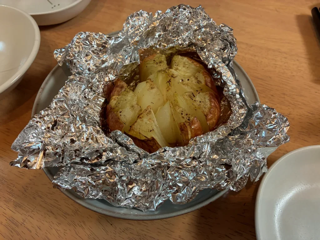 COSORIで丸ごと焼いたとろとろの玉ねぎロースト