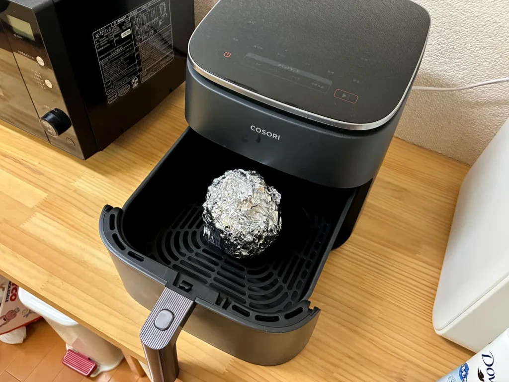 アルミホイルで包んだ大きな玉ねぎを入れたCOSORIのバスケット