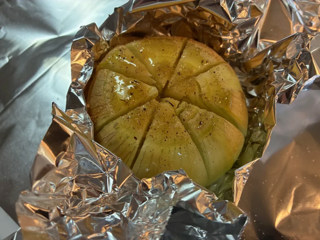 クレイジーソルトとオリーブオイルで味付けした玉ねぎ