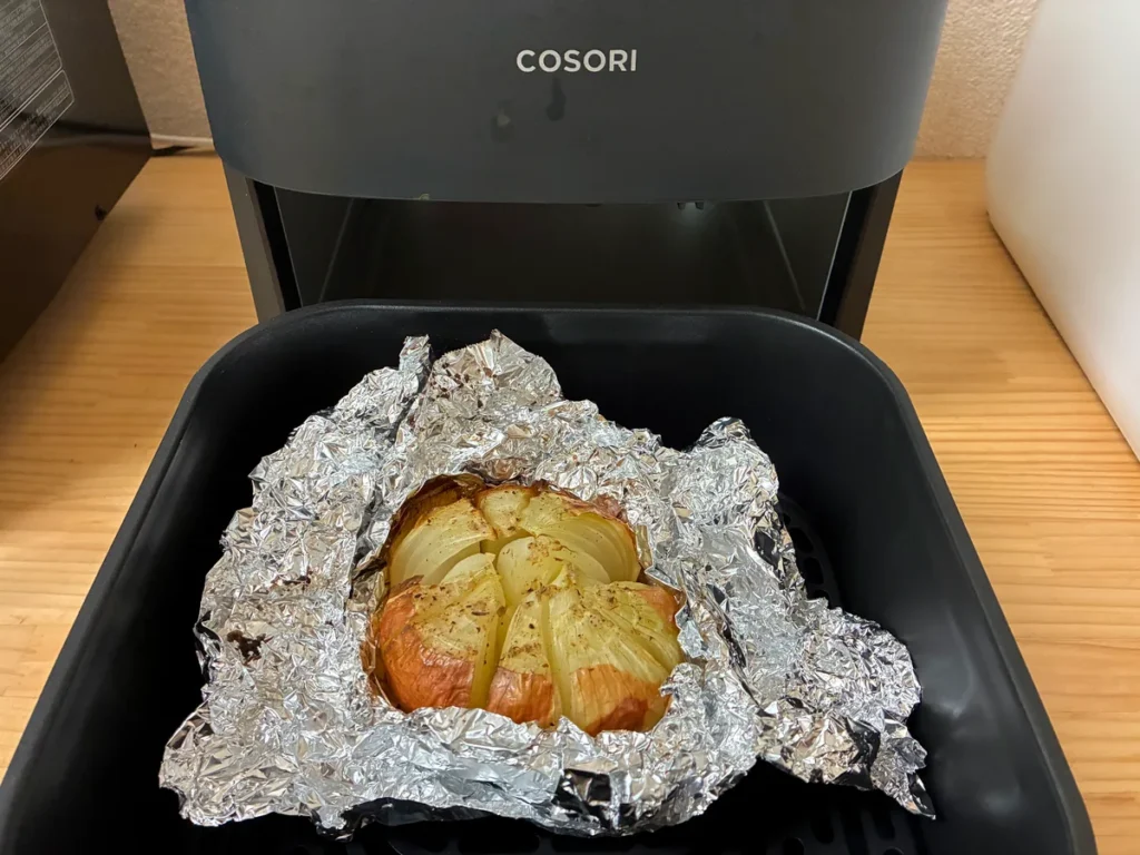 COSORIで焼き上げた直後の丸ごと玉ねぎロースト