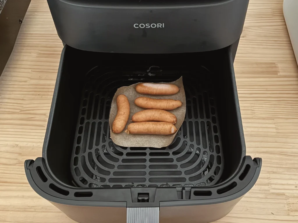 COSORIで焼く前の香薫ウインナー5本をクッキングシートに並べた様子