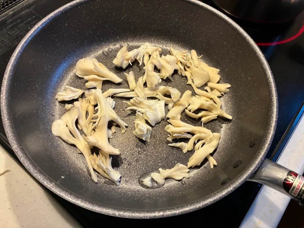 フライパンで軽く焼き目をつけた白まいたけ
