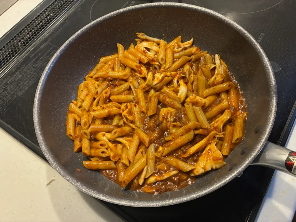 白まいたけとショートパスタをボロネーゼソースに絡めた状態