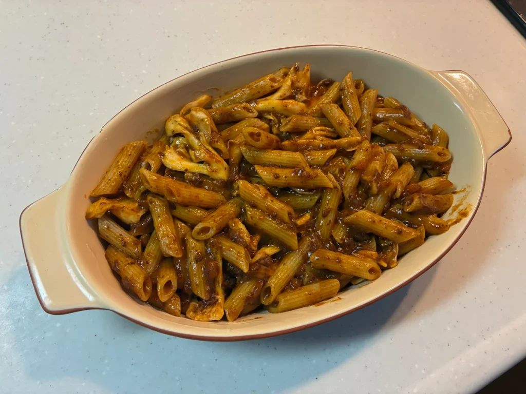 ボロネーゼソースを絡めたパスタと白まいたけを耐熱皿に入れたところ