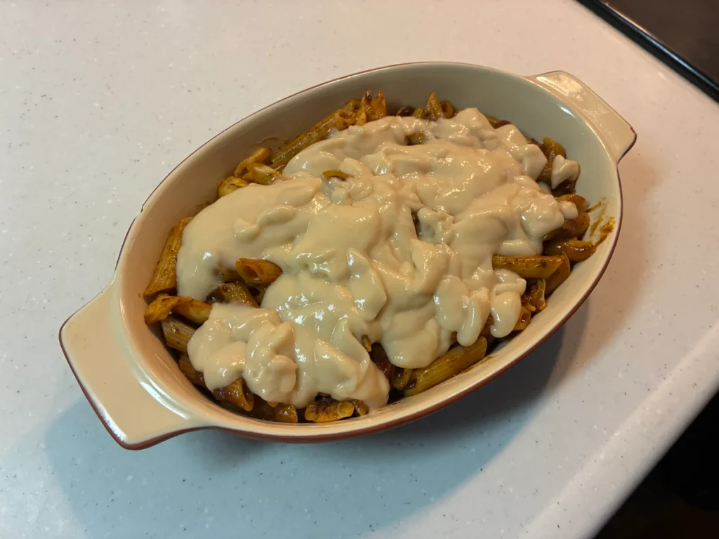 パスタの上に付属のホワイトソースをかけたところ