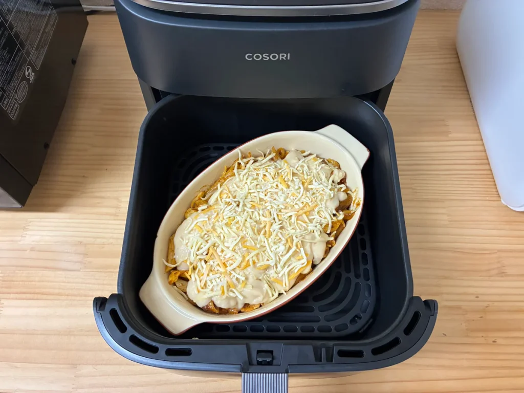 焼く前のミートグラタンをCOSORIのバスケットに入れたところ