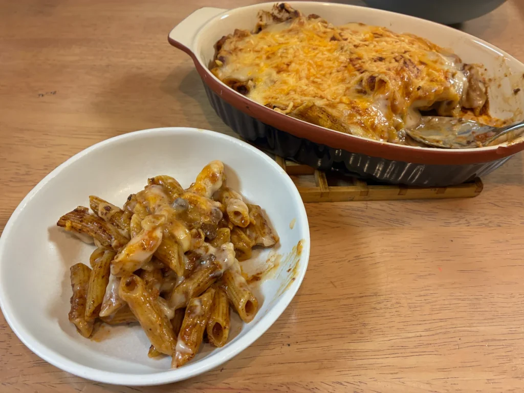 白まいたけとショートパスタ入りのミートグラタンを皿に取り分けたところ