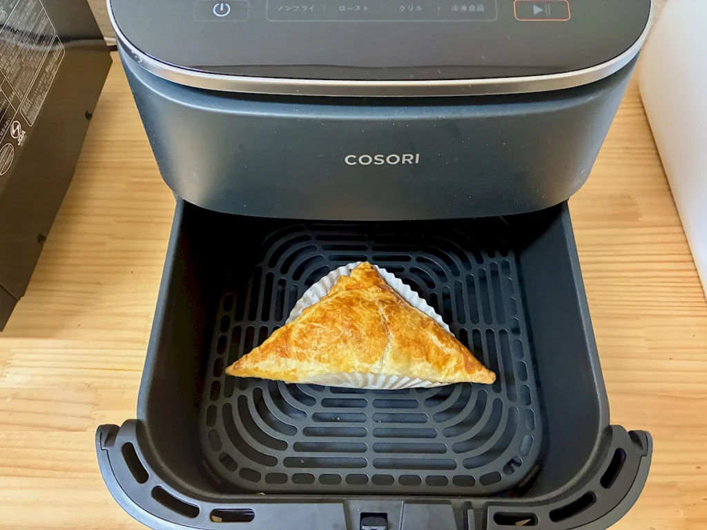 COSORIのバスケットに置いたアップルパイ