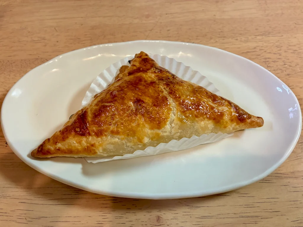 お皿に盛り付けたアップルパイ