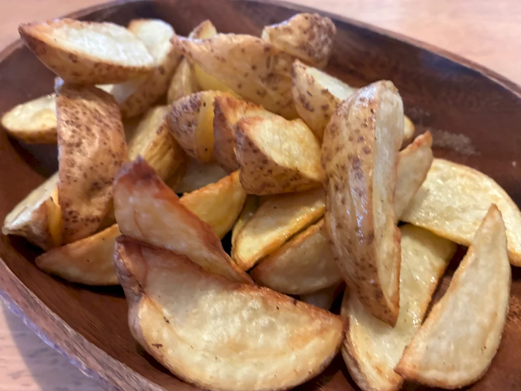 表面をカリッと焼き上げた皮付きローストポテト