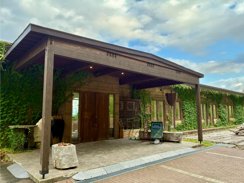 NIKI Hills Wineryのワインショップがある建物の外観