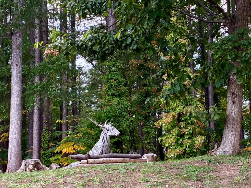 NIKI Hills Wineryのガーデンに展示された流木で作られた鹿のアート作品