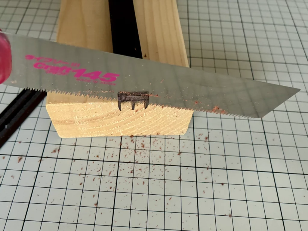 レールを切る様子