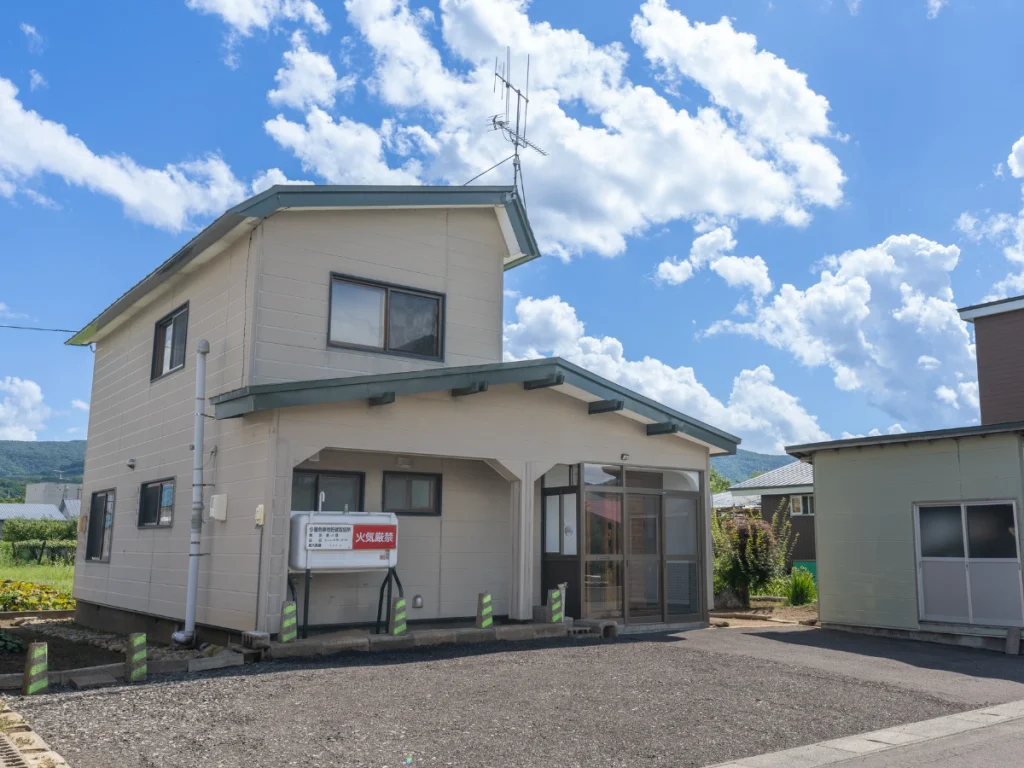 Yoichi Niki Retreatの外観と建物前の広い駐車場