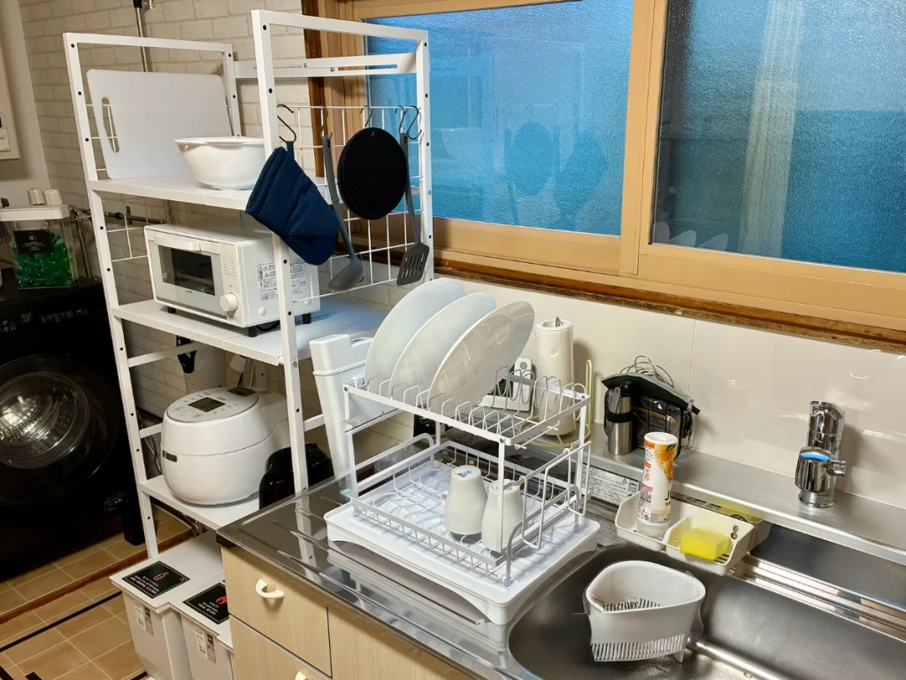 Yoichi Niki Retreatの清潔なキッチンと充実した調理器具・食器・家電