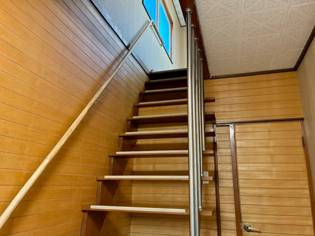 Yoichi Niki Retreatの2階へ続く木製階段と両側に設置された手すり