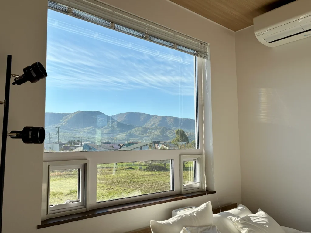 Yoichi Niki Retreatの2階のデスクに座ったときに見える仁木町の山並みと果樹園