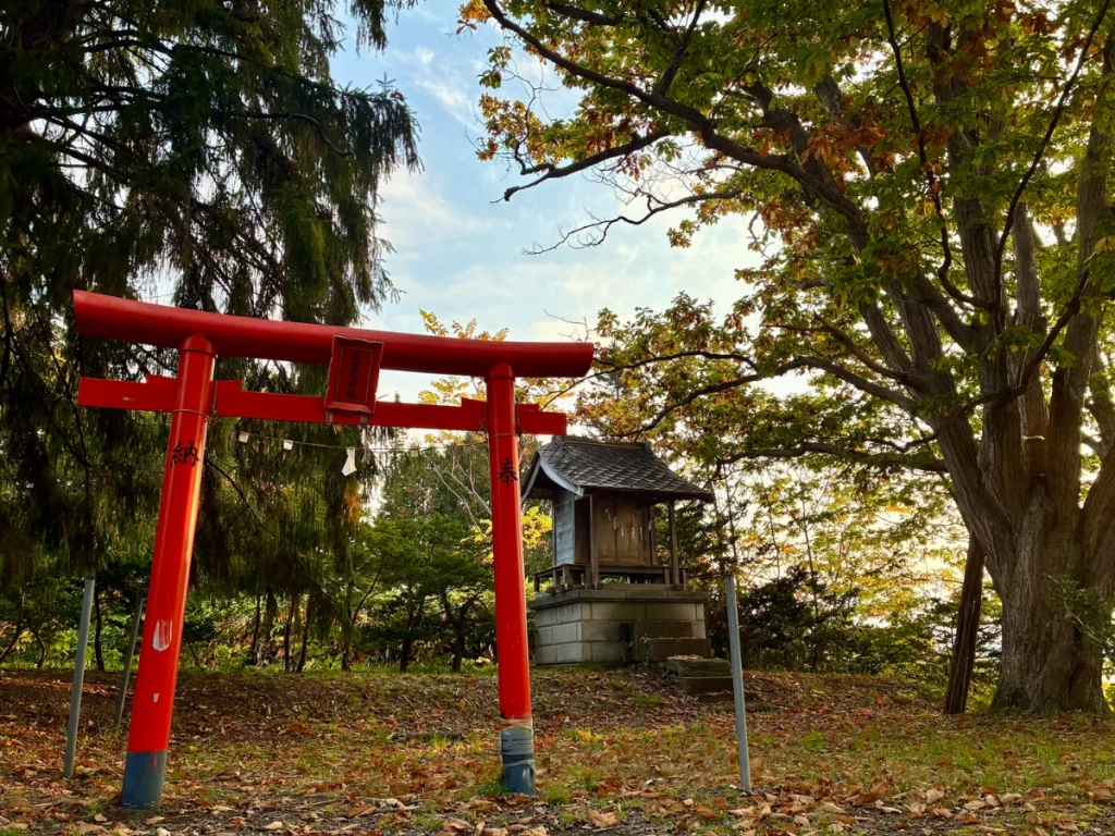 仁木町のNIKI Hills Winery入口付近にある長流内神社の赤い鳥居と社殿